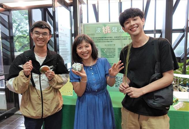 人育学士学程的黄映融（右一）将艺术生态结合数位音乐专业。（中原大学提供／蔡明亘桃园传真）