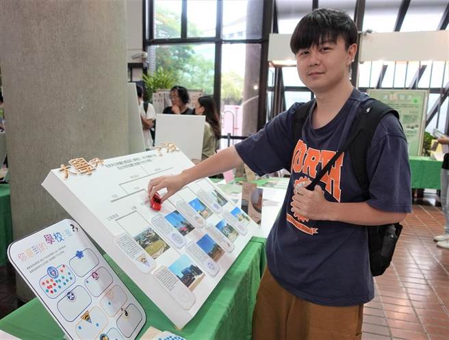 来自台中的翁柏正以「大学升了没」互动游戏呈现全台大学密度最高的桃园。（中原大学提供／蔡明亘桃园传真）