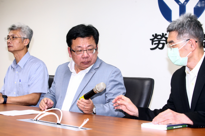 劳动部政务次长李俊俋(中)，评蔡沐霖工作认真。（邓博仁摄）