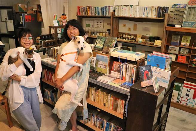 屏东32岁返乡青年叶语蓁（右）在好友洪筠涵（左）的帮忙、以及先生杨建纬的支持下，回到新埤乡打造独立书店「小沐屋」。（谢佳潾摄）