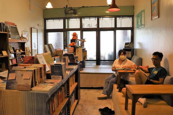 屏东32岁返乡青年叶语蓁在好友洪筠涵的帮忙、以及先生杨建纬的支持下，回到新埤乡打造独立书店「小沐屋」。（谢佳潾摄）