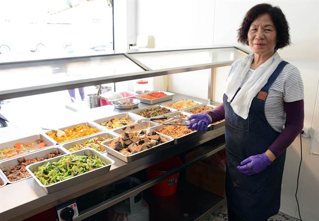 爱心阿嬷林英美开素食自助餐，百元吃到饱就为纪念离世爱子。(林和生摄)