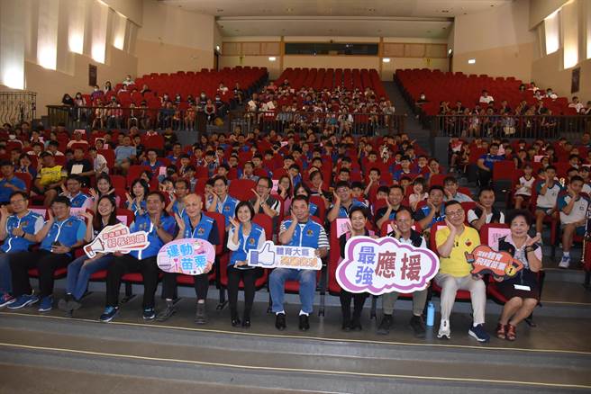 苗栗县长锺东锦2日下午在文观局中正堂表扬县内各校优秀运动选手，以时下最夯的拍照手势与选手们合影。（谢明俊摄）