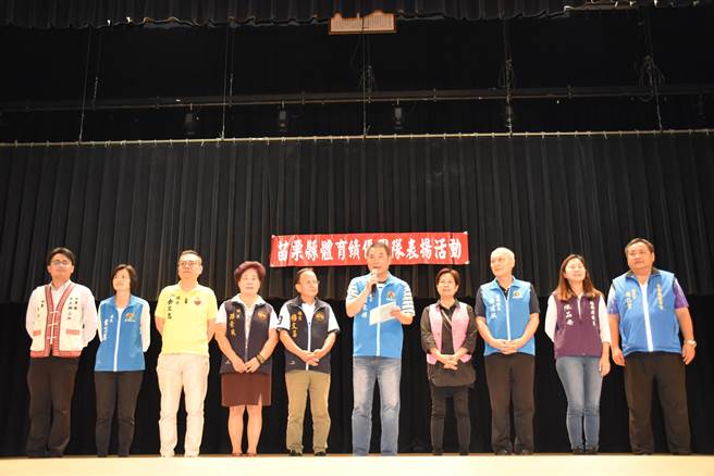 苗栗县长锺东锦2日下午在文观局中正堂表扬县内各校优秀运动选手，表示已募集2千多万基金鼓励选手们留县继续努力。（谢明俊摄）