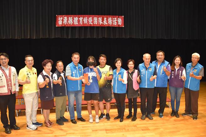 苗栗县长锺东锦2日下午在文观局中正堂表扬头份市兴华高中直排轮选手。（谢明俊摄）