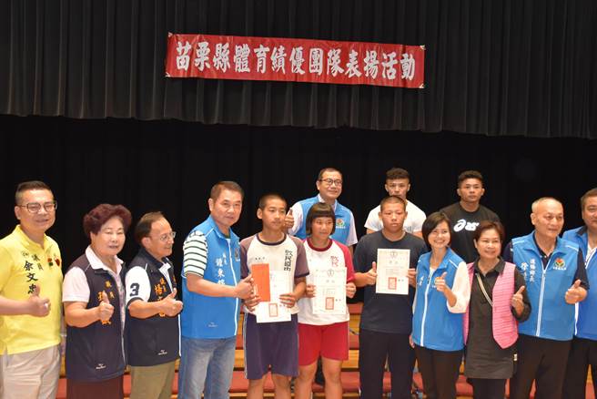 苗栗县长锺东锦2日下午在文观局中正堂表扬苑里镇致民国中选手。（谢明俊摄）