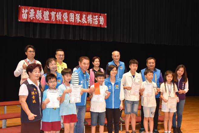 苗栗县长锺东锦2日下午在文观局中正堂表扬成绩优秀学生。（谢明俊摄）