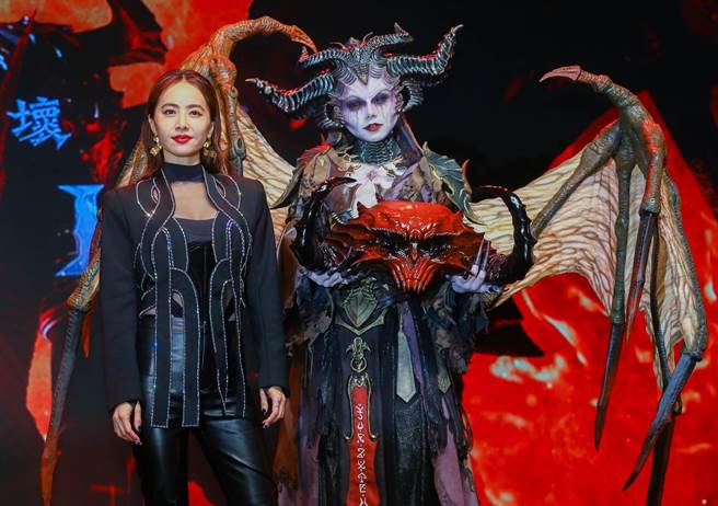 「Jolin」蔡依林与Coser合照，透露自己也想尝试做这样的特殊化妆。（粘耿豪摄）