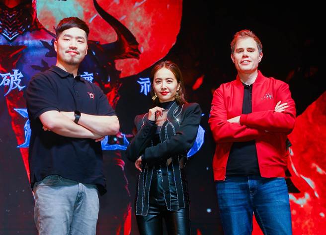 资深游戏制作人Paul Lee（左起）与蔡依林和《暗黑破坏神IV》游戏总监Joe Shely、一起玩游戏后合影。（粘耿豪摄）