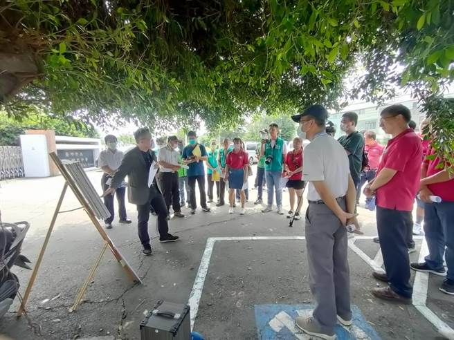 立法院副院长蔡其昌争取中央全额补助约1亿3000经费，2日邀集相关单位会勘，以完善清水国中学区周遭通学步道，期盼未来提供学童更安全通勤的环境。（潘虹恩摄）