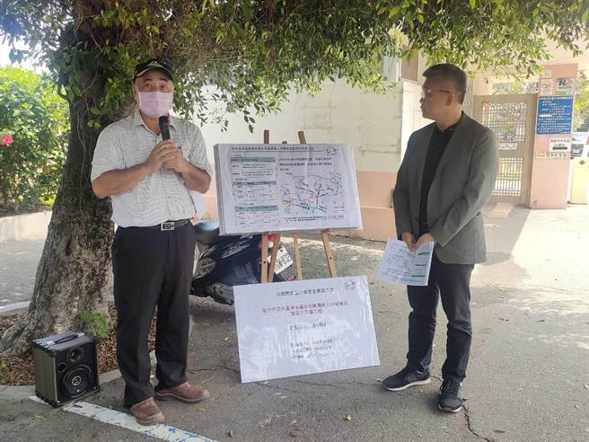  立法院副院长蔡其昌（右）2日邀集相关单位会勘，内政部营建署将请清水区公所将建国国小与清水国中通学步道计画2案併陈提报，营建署后续将依据相关规定审查计画。（潘虹恩摄）