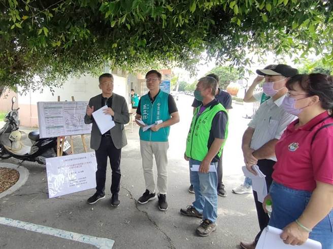 立法院副院长蔡其昌（左1）争取1.3亿经费完善清水国中周遭通学步道，2日邀集相关单位会勘。（潘虹恩摄）