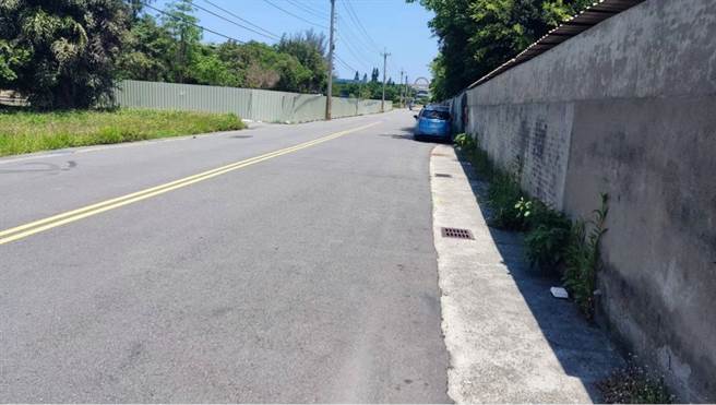 台中市清水区清水国中周遭无完善行人通行步道，学童通勤人车争道相当危险，且部分人行道年久破损、树木窜根不平。（台中市政府提供／潘虹恩台中传真）