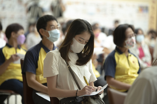 听眾在「人生最后的期末考」考卷写下答案。（图／惠中寺提供）