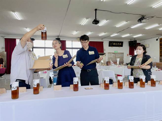新竹县农会2日主办2023年度新竹县国产龙眼蜂蜜品质评鑑。（新竹县农会提供／邱立雅竹县传真）