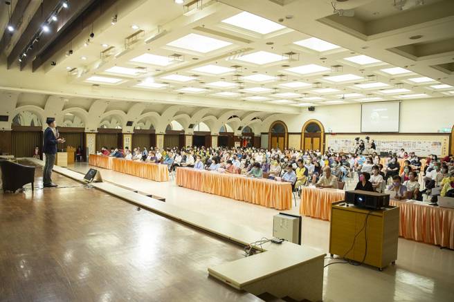 现场近300民眾聆听朱为民医师以专业角度对善活善终的建议。（图／惠中寺提供）