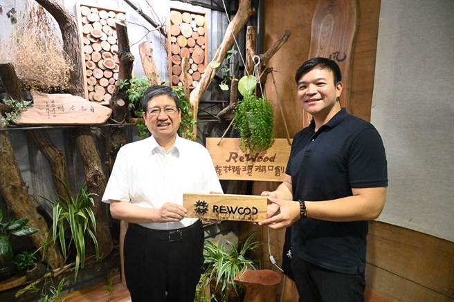 新竹县长杨文科（左）参访森林循环湖口创生工作站，肯定工作站充分发挥永续发展目标SDGs效能。（新竹县府提供／邱立雅竹县传真）
