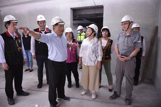 花莲县长徐榛蔚4月间到台泥和平厂兴建进度，希望7月就能如期运转。（花莲县府提供／王志伟花莲传真）