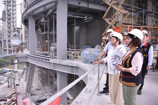 花莲县长徐榛蔚4月间到台泥和平厂兴建进度，希望7月就能如期运转，协助处理家用垃圾。（花莲县府提供／王志伟花莲传真）