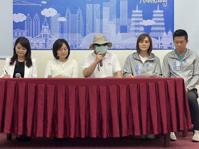 国民党高市议员陈丽娜2日指控高市府消防局政风室主任趁着午休时间性骚下属。（洪浩轩摄）