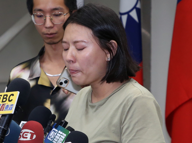 台北市议员何孟桦（前）2日在台北市议会召开记者会，说明民进党性骚扰案件第三案加害人就是离任的民进党组织部政务副主任林男固，她甚至曾经越级上报到前秘书长，但因为机制没启动，所以没有裁量标准，也强调当事人已经离开政治圈，希望媒体不要去找对方当初处理林男固案的过程，也不要再试图去查受害者是何人，记者会中一度难过哽咽。（赵双杰摄）