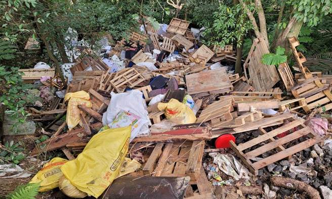 国民党台北市议员徐弘庭揭露，文山区福德坑环保復育公园旁，长期遭到不肖业者偷倒垃圾，今年1至4月更是被倾倒多达11吨废弃物。（徐弘庭办公室提供／丁上程台北传真）