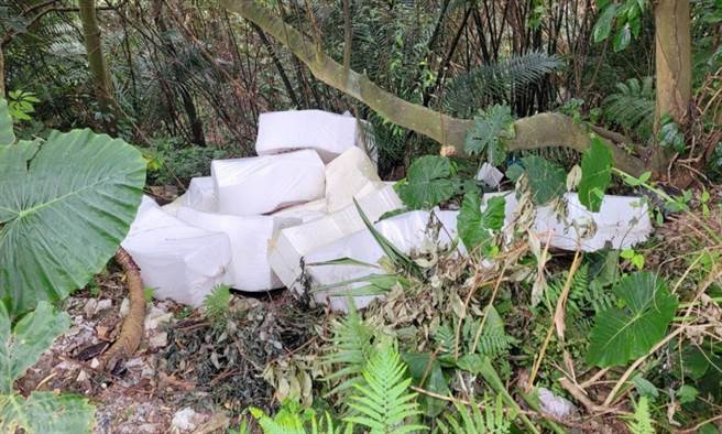 国民党台北市议员徐弘庭揭露，文山区福德坑环保復育公园旁，长期遭到不肖业者偷倒垃圾，今年1至4月更是被倾倒多达11吨废弃物。（徐弘庭办公室提供／丁上程台北传真）