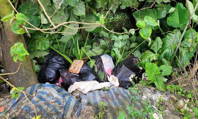 国民党台北市议员徐弘庭揭露，文山区福德坑环保復育公园旁，长期遭到不肖业者偷倒垃圾，今年1至4月更是被倾倒多达11吨废弃物。（徐弘庭办公室提供／丁上程台北传真）