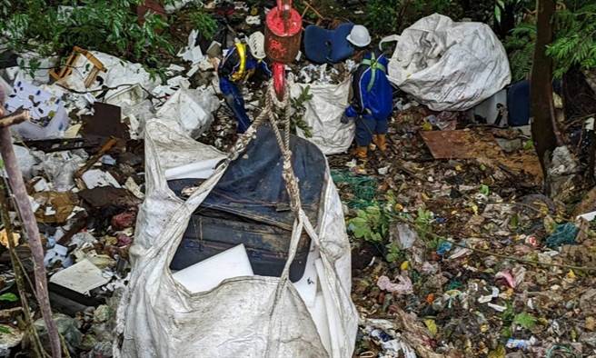 国民党台北市议员徐弘庭揭露，文山区福德坑环保復育公园旁，长期遭到不肖业者偷倒垃圾，今年1至4月更是被倾倒多达11吨废弃物。（徐弘庭办公室提供／丁上程台北传真）