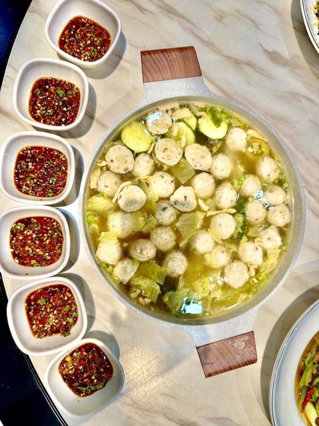 臺湾美食──新竹贡丸汤。宝岛阿嬷餐厅特加辣椒蘸料，融入当地人喜辣特色 。（图／旺北金津提供）