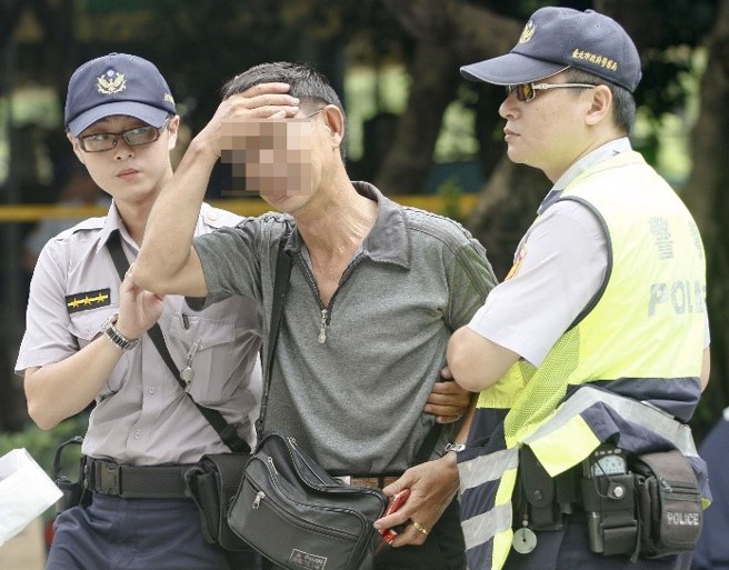 9年前，妻子被杀害弃尸，9年后，小儿子又车祸身亡。曾姓男子（中）掩面痛哭，不敢相信厄运又上门。（本报资料照片）
