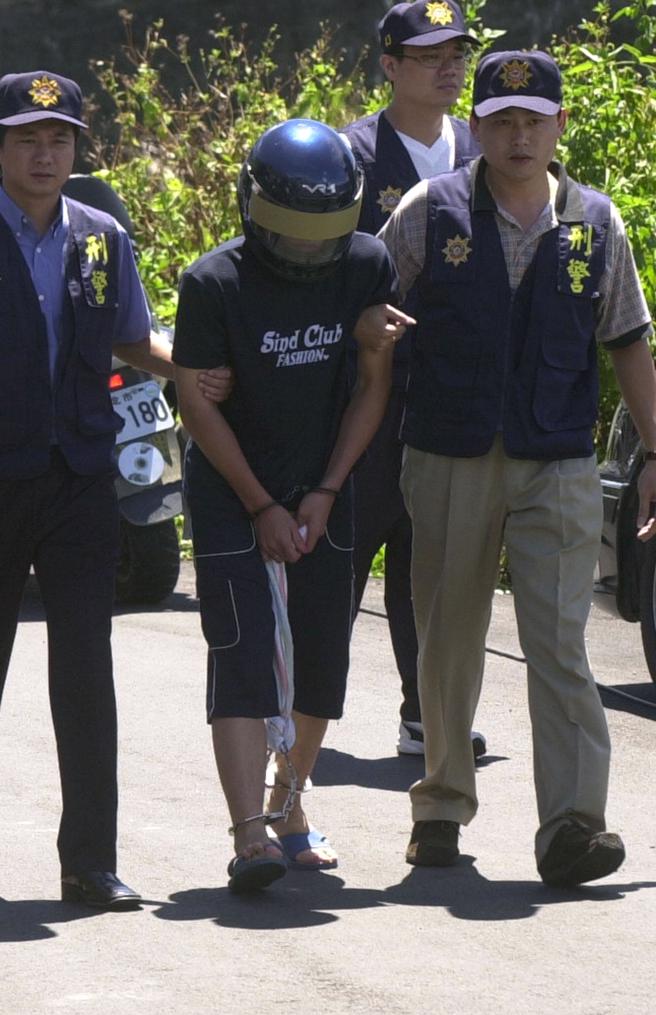 弃尸共犯沈邦桐，在侦讯室因V8故障，间接让他对着死者照片，颤抖认罪，随警方至富德公墓寻尸。（本报资料照片）