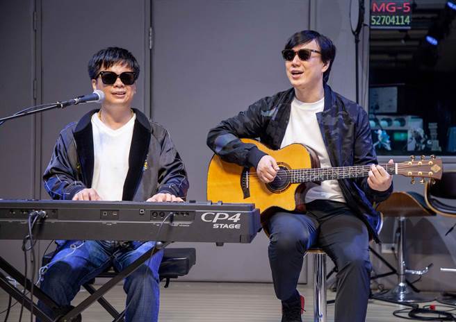 萧煌奇（右）昨与王俊杰为演唱会彩排。（好莉嗨提供）