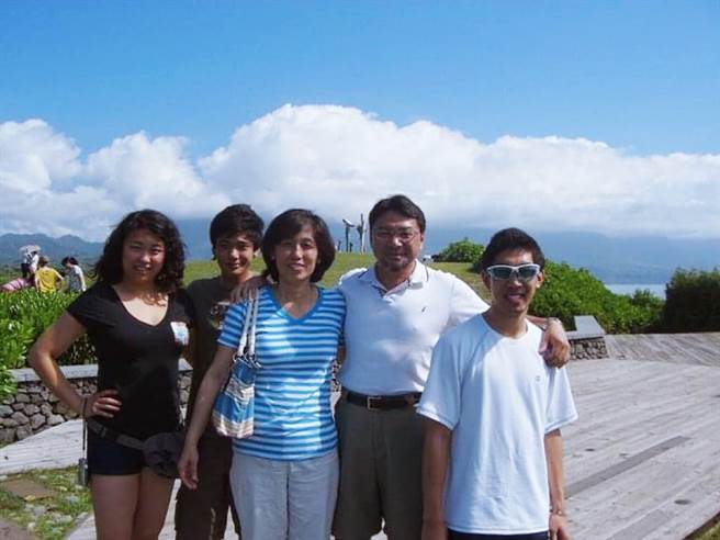 故总统蒋经国到台东必访的「同心居」水饺店第2代李明东（右2）获聘担任美国索诺马州立大学校长。图为李明东全家福照片。（李明珠提供／蔡旻妤台东传真）