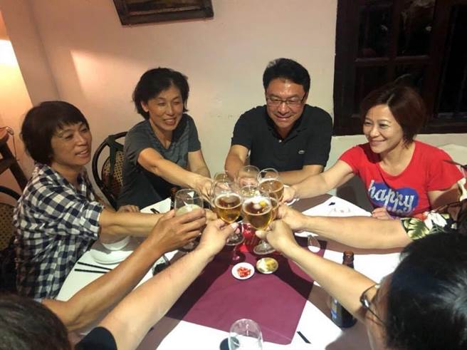 台东老一辈怀念的「同心居」水饺店第2代李明东（右2）日前获聘担任美国索诺马州立大学校长，地方与有荣焉。图为2022年李明东回台东和亲友相聚，右1为李明东妹妹李明珠。（李明珠提供／蔡旻妤台东传真）