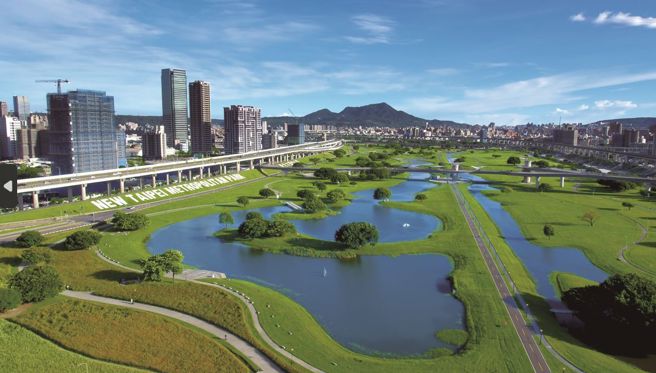 三重新市政特区串联全台最大424公顷新北大都会公园，错过就无法复制，为其他行政特区无法取代的绝版无价景观。(图/甲山林 提供)