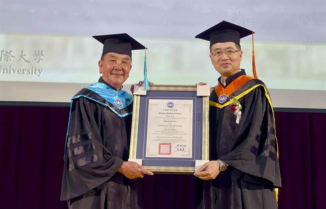 竹山紫南宫主委庄秋安2日在国立暨南国际大学，从校长武东星手中获颁授教育学院名誉博士。（杨静茹摄）