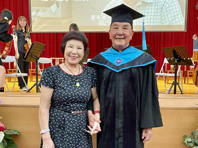 庄秋安在竹山紫南宫主委担任8届主委，对教育事业公益不遗余力，获暨大颁授名誉博士，他相当高兴。（杨静茹摄）