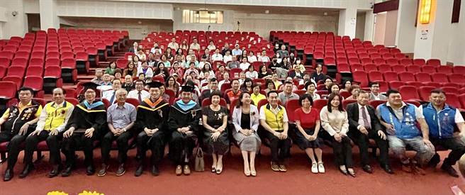 竹山紫南宫主委庄秋安长期热心公益，他获颁名誉博士，社会各界都亲自到场给予祝福。（杨静茹摄）