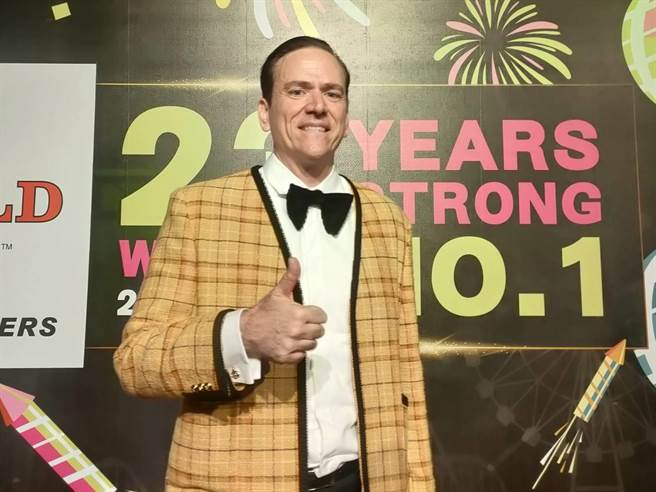 World Gym台湾区总裁柯约翰2日宣布，今年正式跨足零售服务，销售运动服饰和周边商品，也推出品牌全新概念World Gym Express Pro规画Studio X高效能HIIT心肺课程、引进AI智能体态检测。（潘虹恩摄）