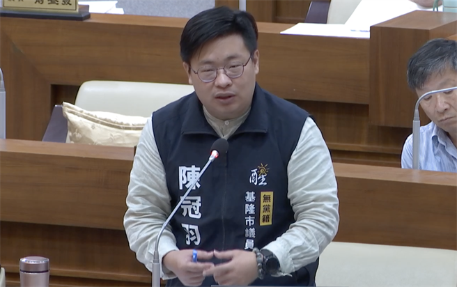 基隆市议会2日审查《基隆市骑楼使用管理自治条例》，现场多位议员提出不同意见。市议员陈冠羽建议，条例需有明确主管机关与管理小组、以及停放的条件也要明确。（徐佑升摄）