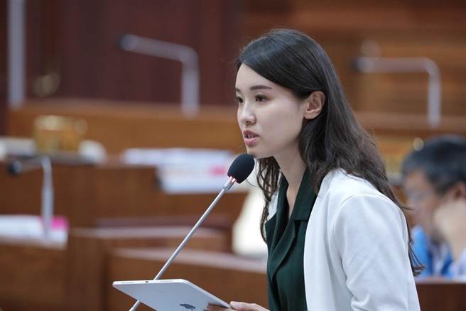 市议员许睿慈会后指出，画设骑楼停车线要注意美观，且骑楼属于私人产权，若因此造成财产权侵害也要有相关补偿措施。（徐佑升摄）