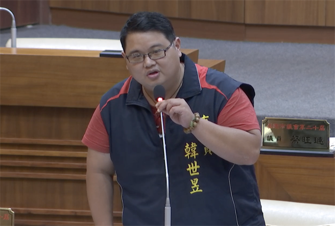 市议员韩世昱建议，停车范围需画设标线，也要注意行人与轮椅族友善问题。（徐佑升摄）