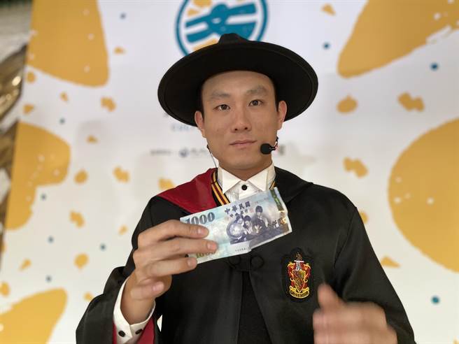 喜爱魔术表演的张伟德如今是一名街头魔术师。（曹婷婷摄）