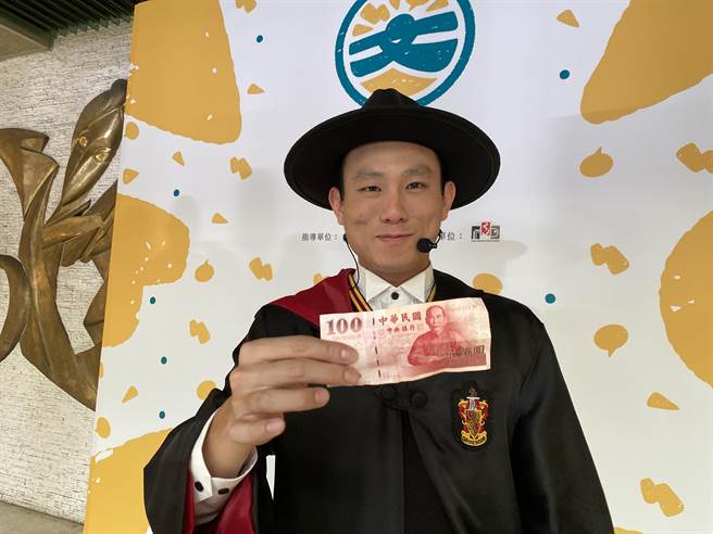 张伟德表演把100元变1000元，手法让人直呼神奇。（曹婷婷摄）