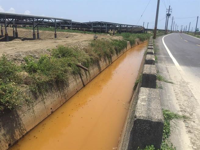 企鹅妹环岛直播在台南发现水沟变色，引起网友水质污染话题，环保局急採样发现是抽取地下水导致。（台南市环保局提供／程炳璋台南传真）