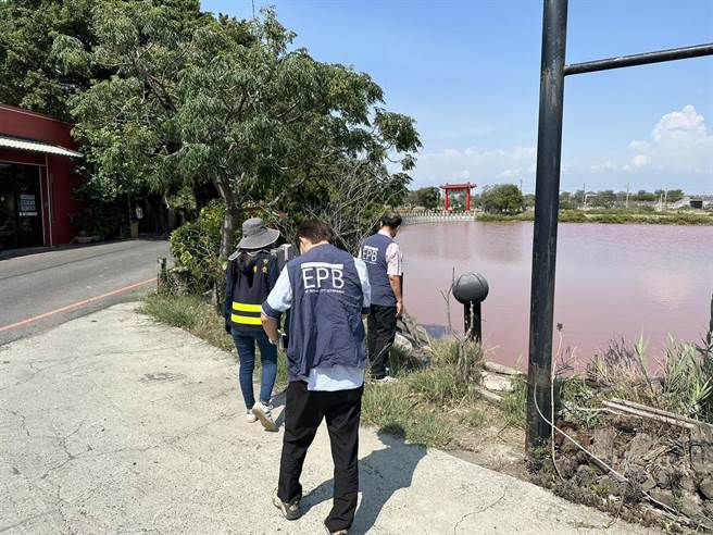 台南市环保局採样北门区一处粉红色鱼塭水质。（台南市环保局提供／程炳璋台南传真）