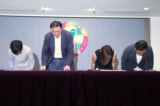 民进党副秘书长杨懿珊（左起）、秘书长许立明、性平部主任李晏榕及发言人张志豪2日举办记者会，并为性骚案件鞠躬道歉。（杜宜谙摄）