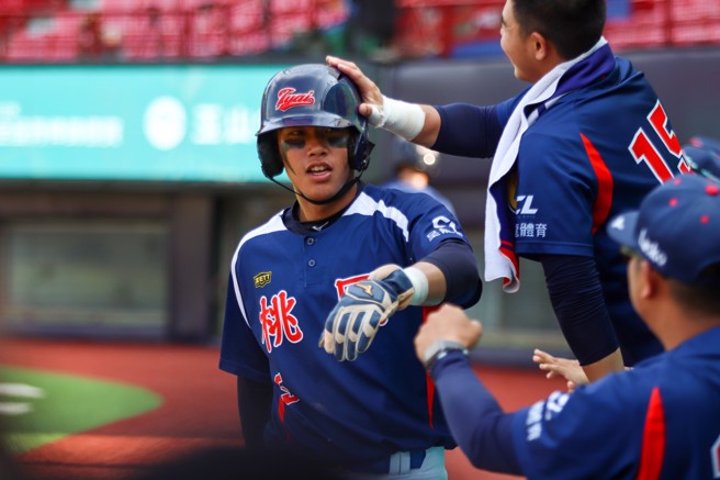 桃园市王念好在4局下敲出致胜阳春炮。（中华棒协提供）