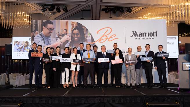 万豪国际集团区域副总裁龙田斯（右七）、万豪国际集团区域人力资源总监林翠芳（右五）、臺北市就业服务处洪三凯副处长（右九）及万豪国际品牌台湾市场各家酒店总经理及高阶主管均出席活动。（万豪国际集团提供）